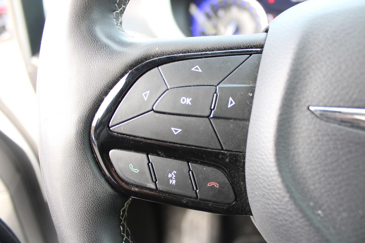 2024 Chrysler Pacifica TOURING-L FWD - Photo #10