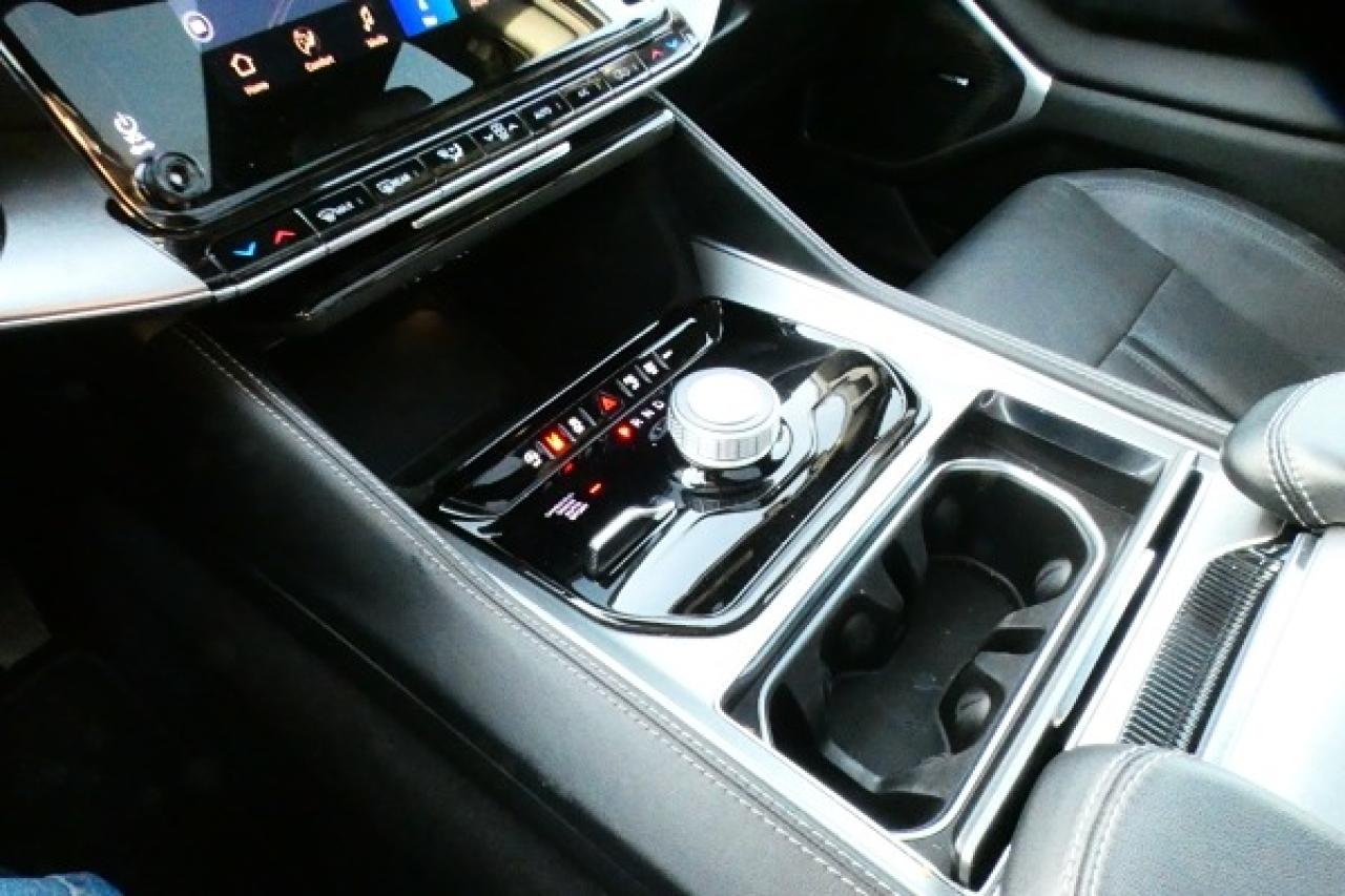 2024 Jeep Wagoneer Series II w/H&C L, pano S/R, NAV, BUC - Photo #17