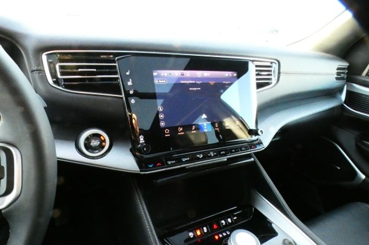 2024 Jeep Wagoneer Series II w/H&C L, pano S/R, NAV, BUC - Photo #16