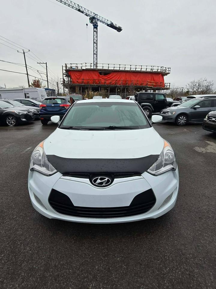 2016 Hyundai Veloster SE - Photo #2