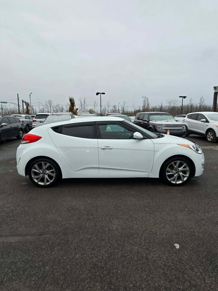 2016 Hyundai Veloster SE - Photo #3
