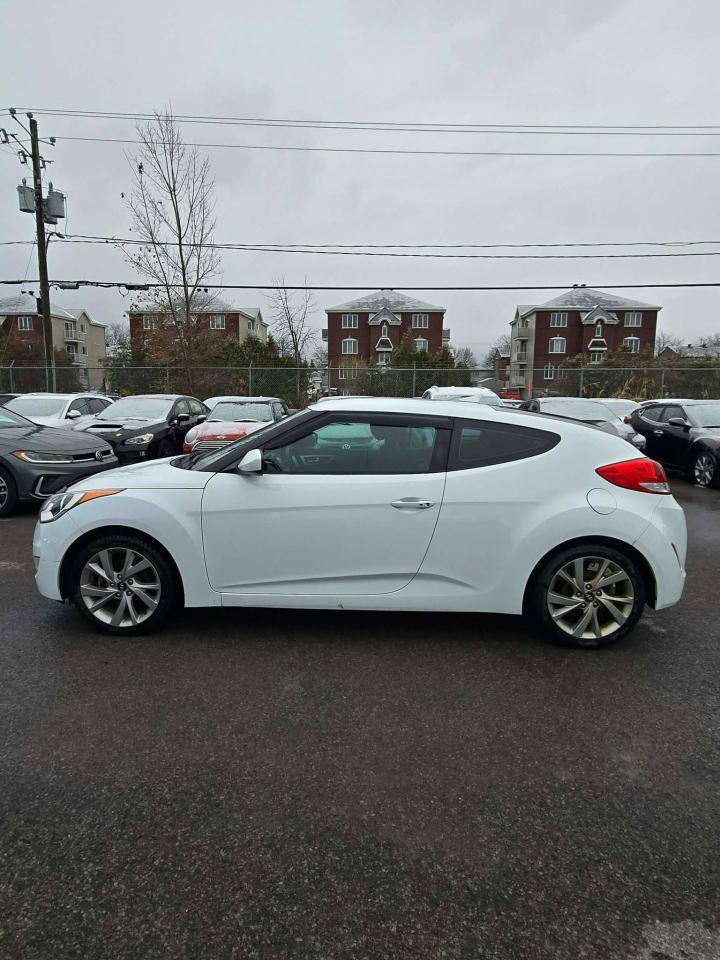 2016 Hyundai Veloster SE - Photo #4