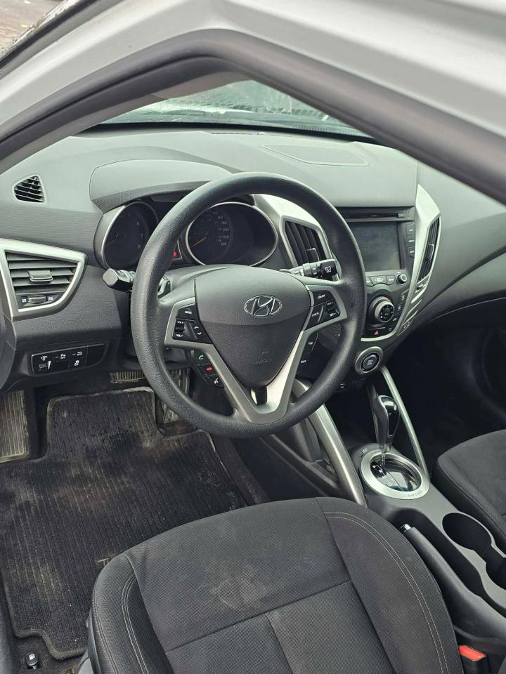 2016 Hyundai Veloster SE - Photo #6