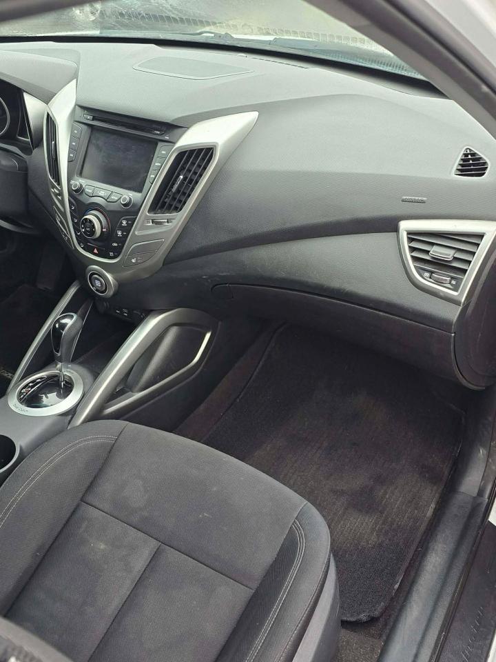 2016 Hyundai Veloster SE - Photo #7