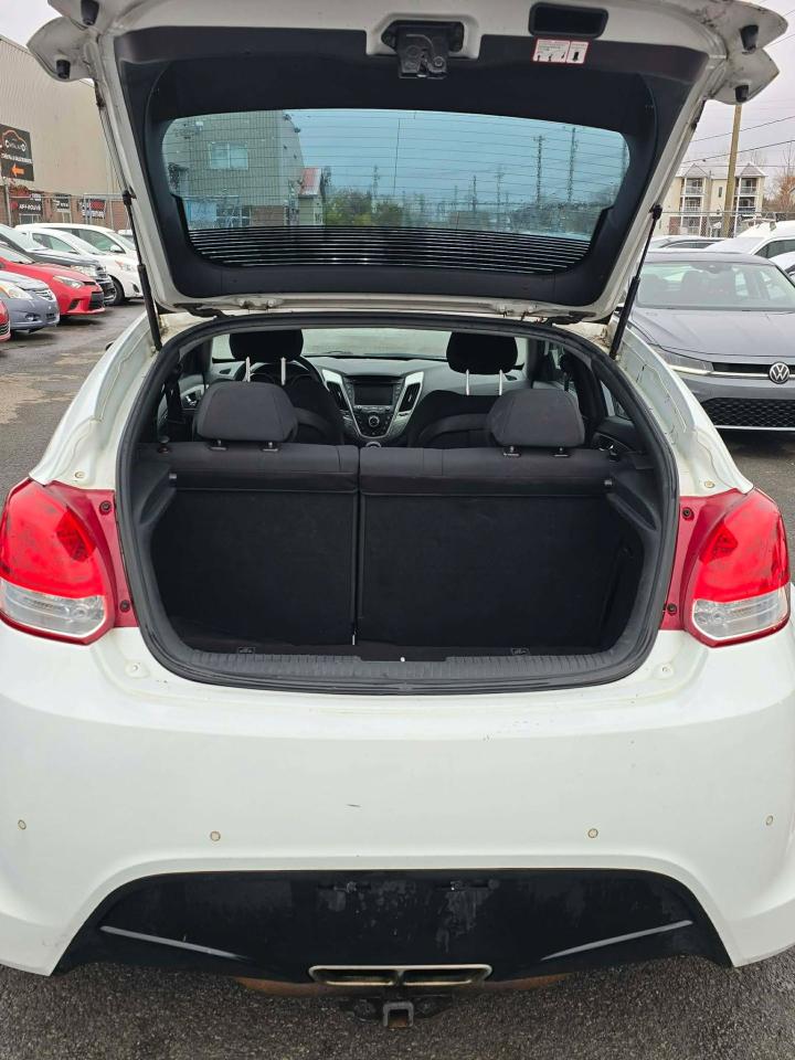 2016 Hyundai Veloster SE - Photo #9