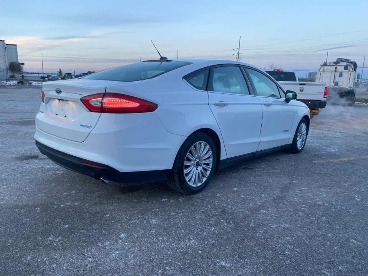 2015 Ford Fusion S Hybrid Photo3