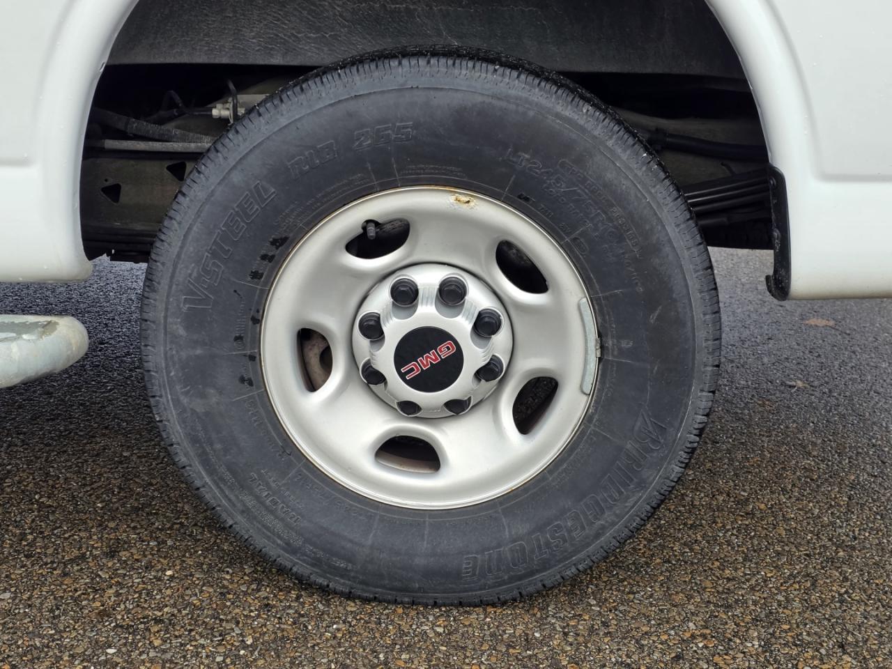 2023 GMC Savana G2500 Cargo - Photo #9