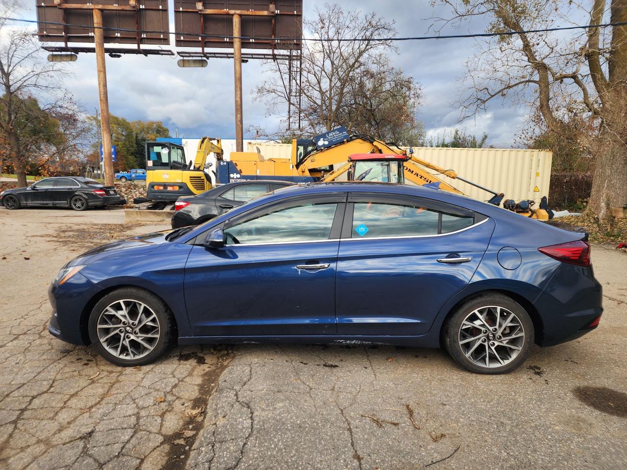 2019 Hyundai Elantra Luxury l Sunroof l Fuel Efficient l Reverse Cam Photo4