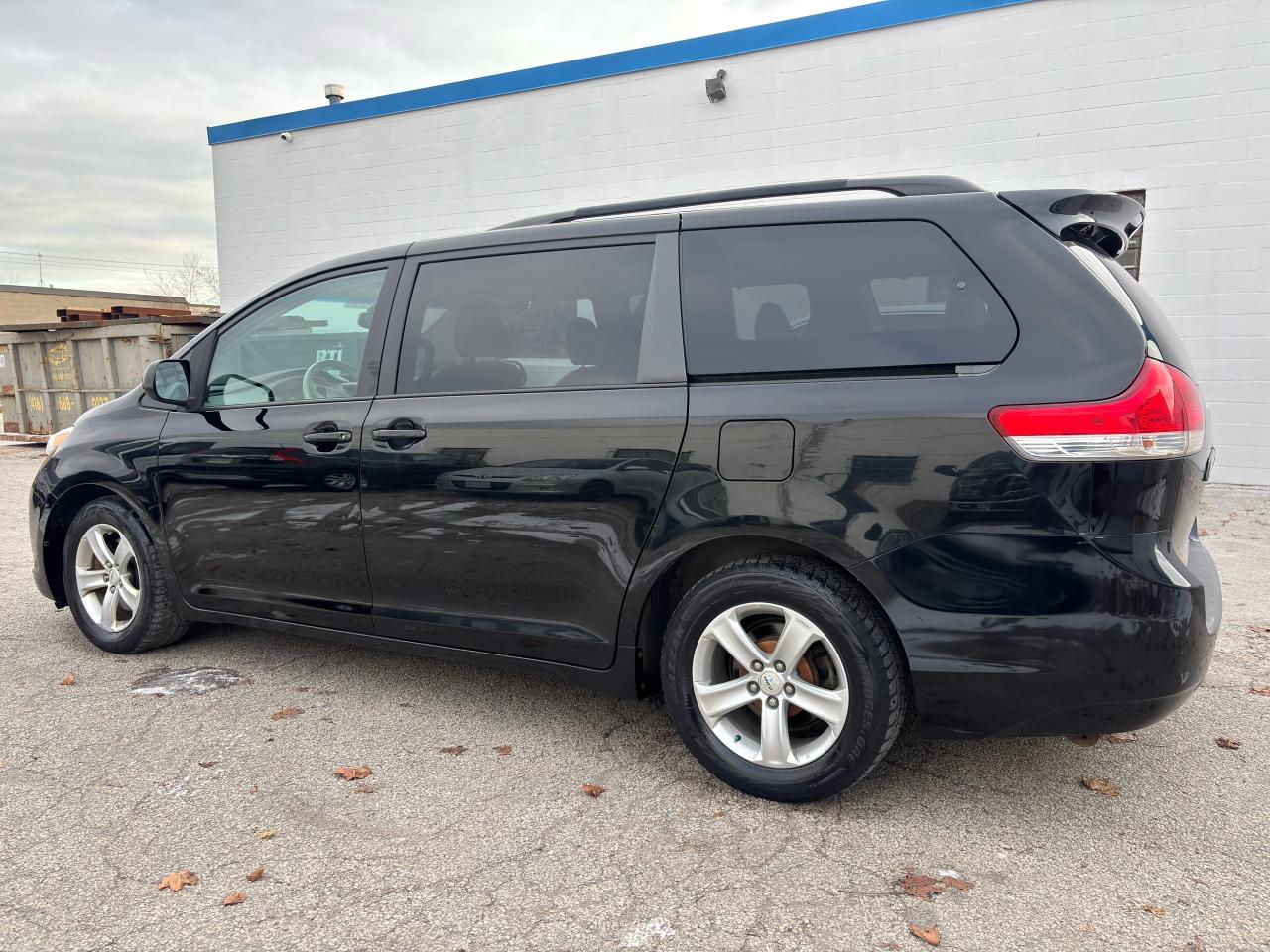 2011 Toyota Sienna LE - Photo #4