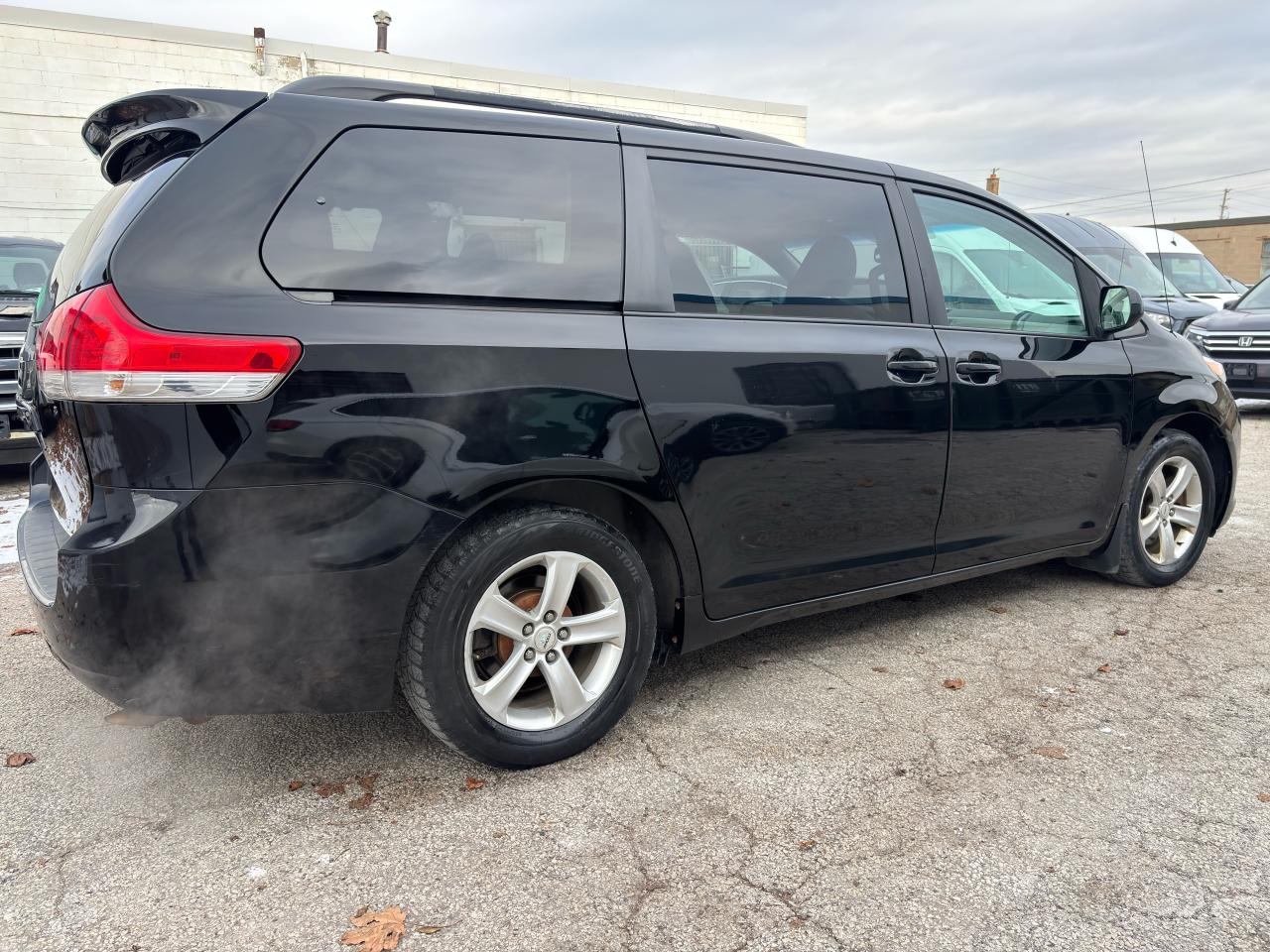 2011 Toyota Sienna LE - Photo #5
