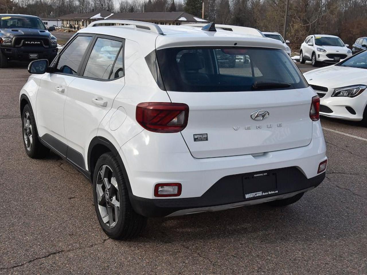 2020 Hyundai Venue Ultimate w/Black Interior Photo3