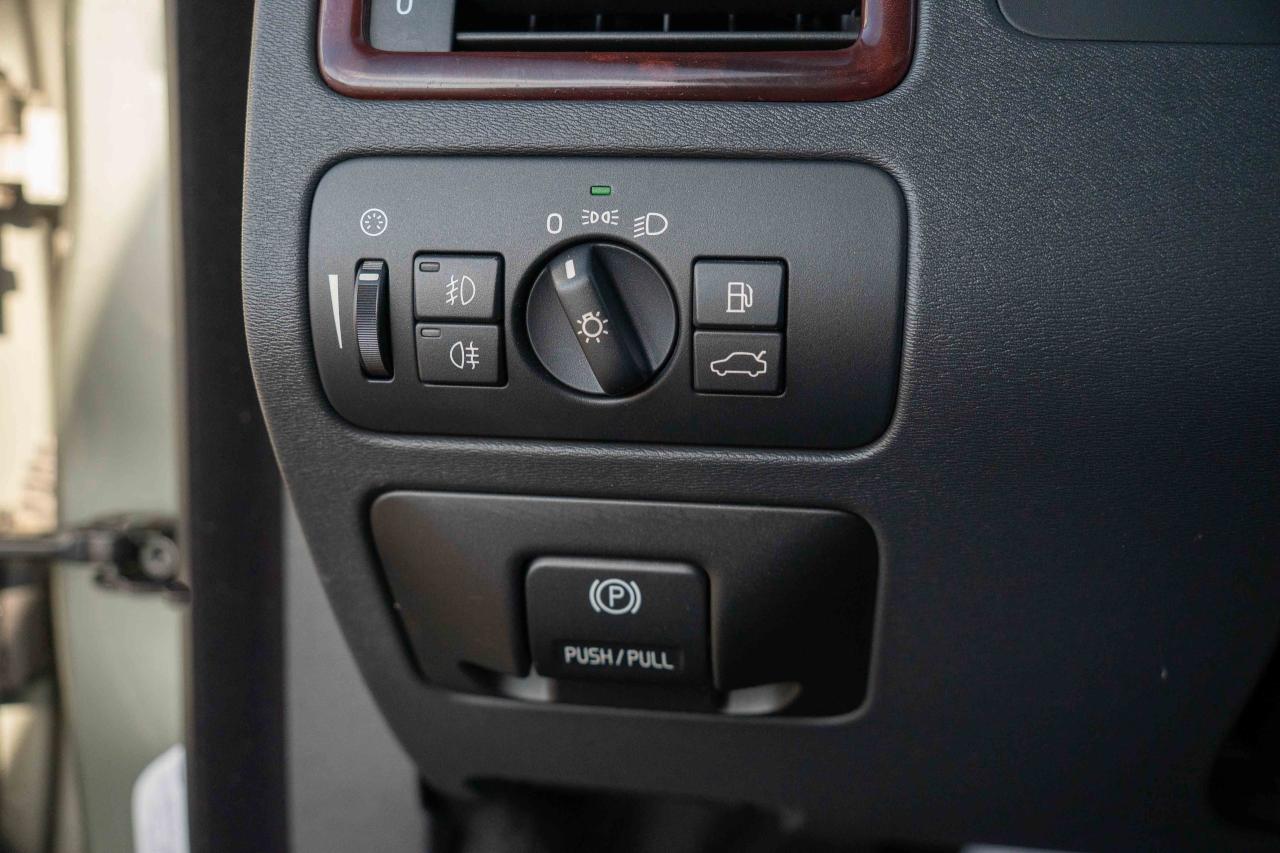 2008 Volvo V70 3.2L WAGON Photo