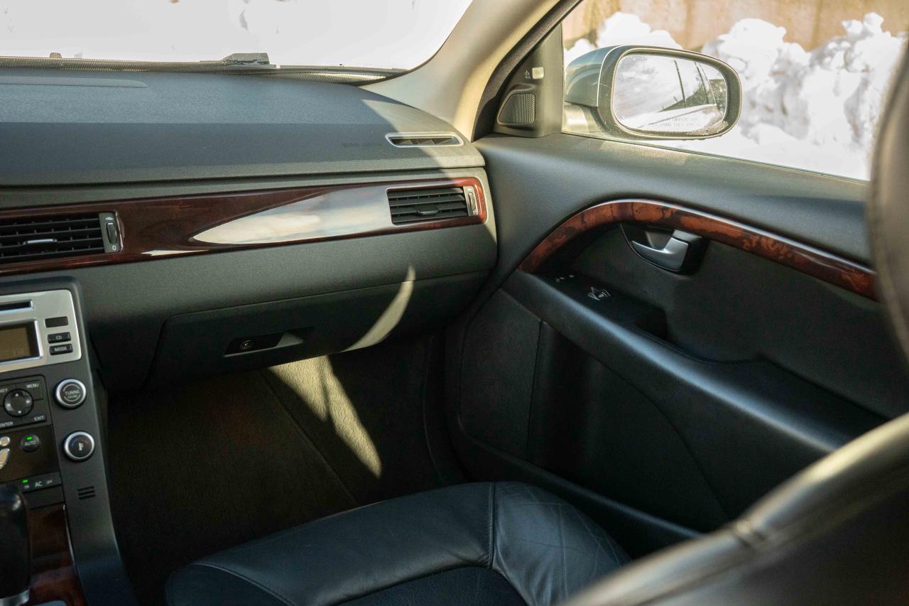 2008 Volvo V70 3.2L WAGON Photo