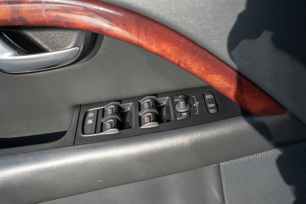 2008 Volvo V70 3.2L WAGON Photo