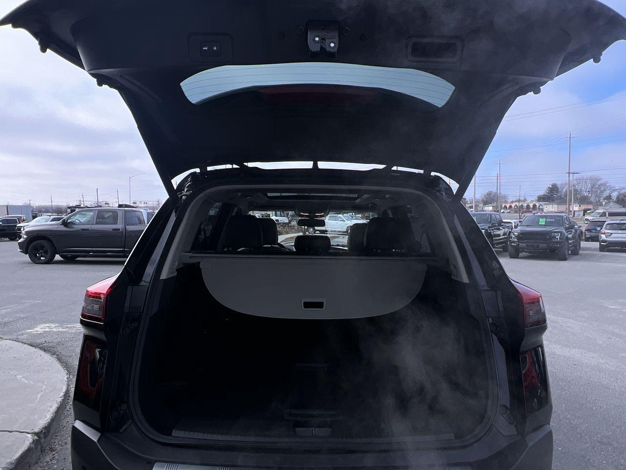 2022 Nissan Rogue Platinum AWD, MOONROOF, HEATED LEATHER SEATS, NAV, SIRIUS XM, POWER LIFTGATE, CRUISE CONTROL!! Photo