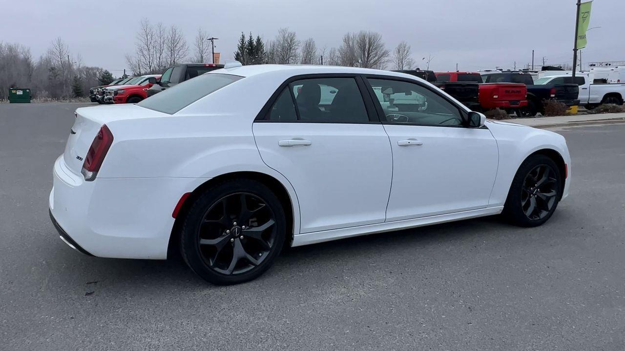 2023 Chrysler 300 Touring-L PREVIOUS DAILY RENTAL, MOONROOF, LEATHER HEATED SEATS, REMOTE START, NAV, CRUISE CONTROL!! Photo