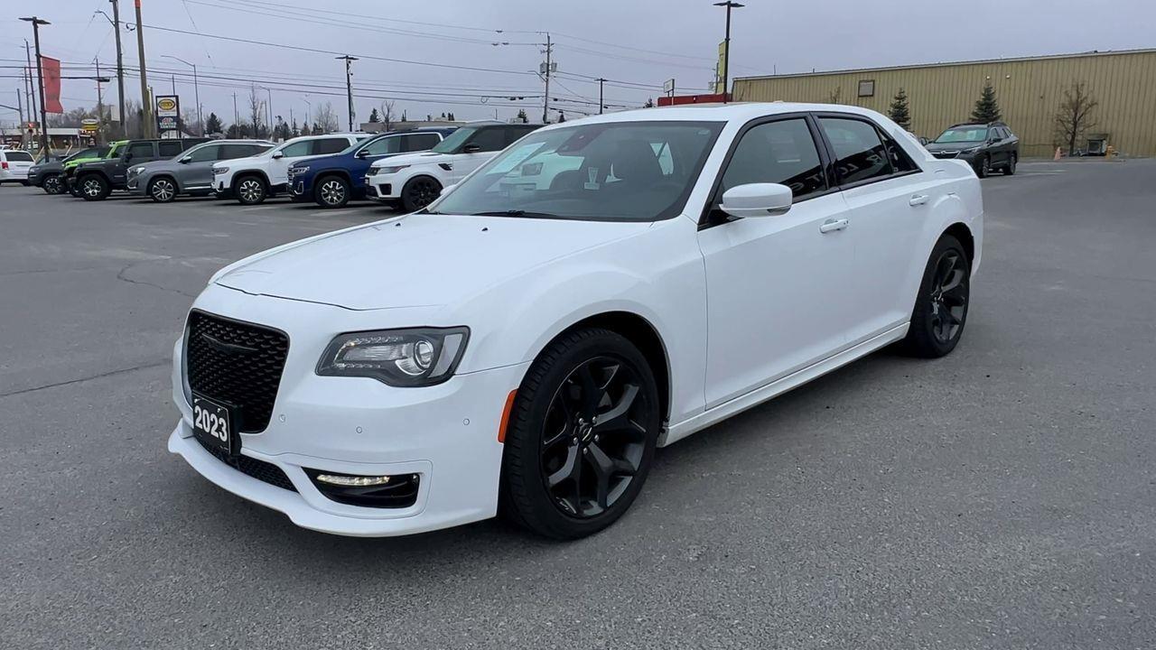 2023 Chrysler 300 Touring-L PREVIOUS DAILY RENTAL, MOONROOF, LEATHER HEATED SEATS, REMOTE START, NAV, CRUISE CONTROL!! Photo