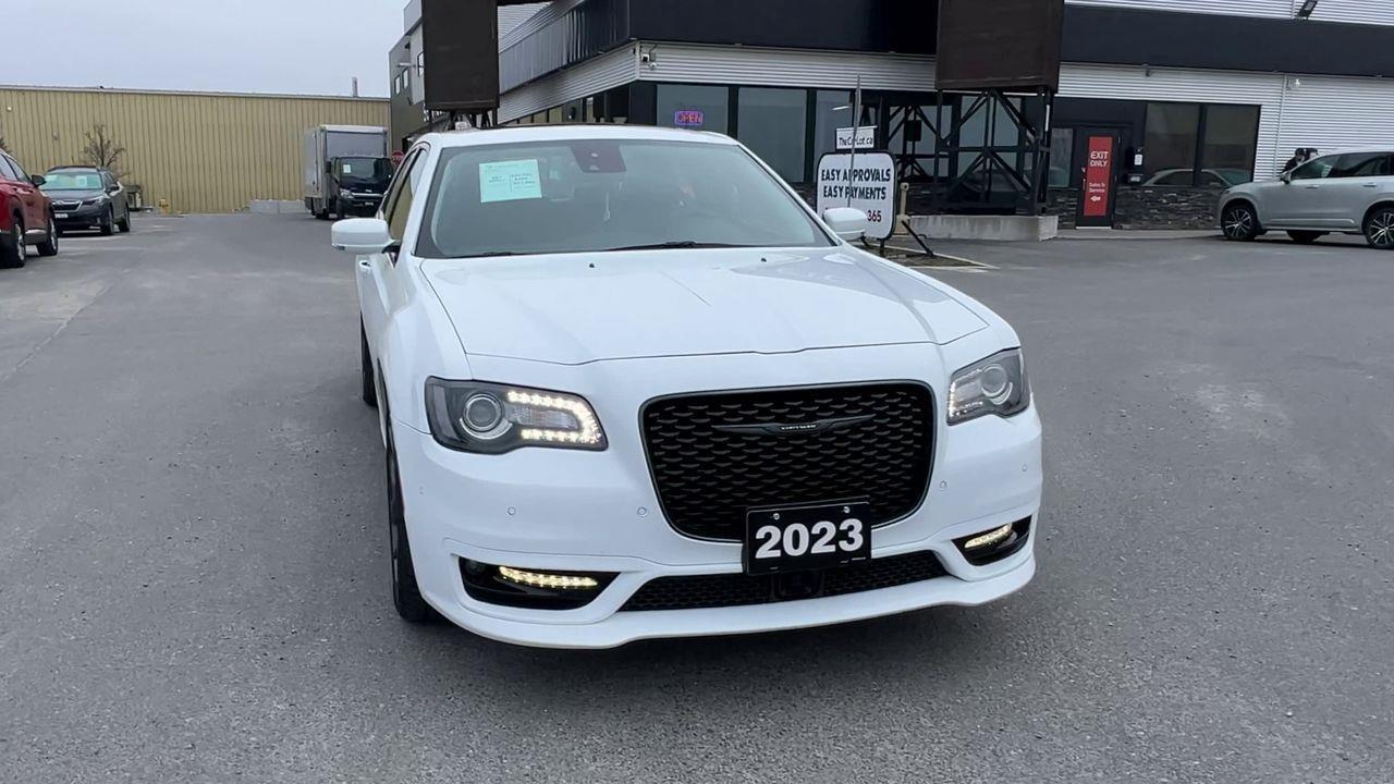 2023 Chrysler 300 Touring-L PREVIOUS DAILY RENTAL, MOONROOF, LEATHER HEATED SEATS, REMOTE START, NAV, CRUISE CONTROL!! Photo