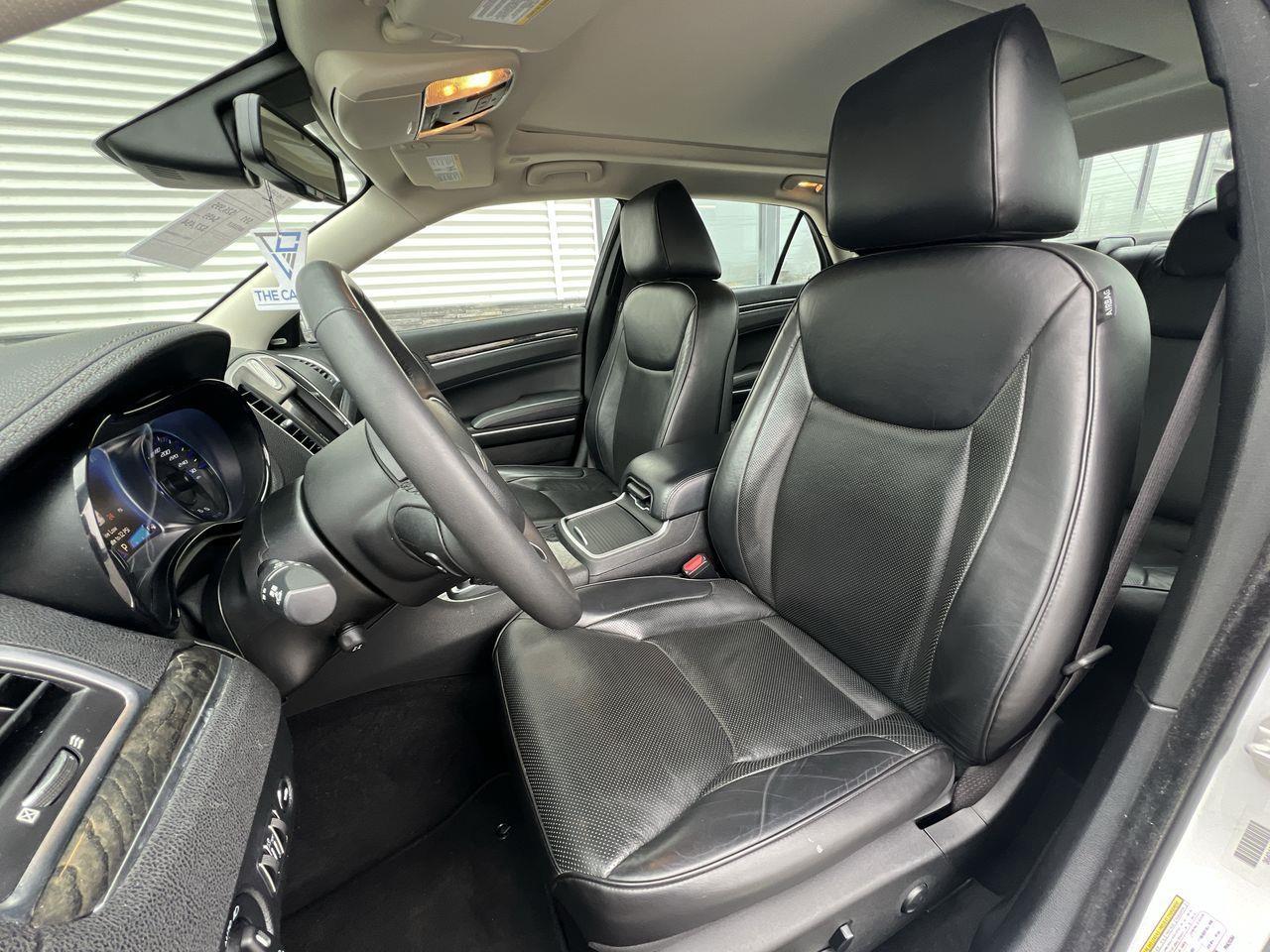 2023 Chrysler 300 Touring-L PREVIOUS DAILY RENTAL, MOONROOF, LEATHER HEATED SEATS, REMOTE START, NAV, CRUISE CONTROL!! Photo