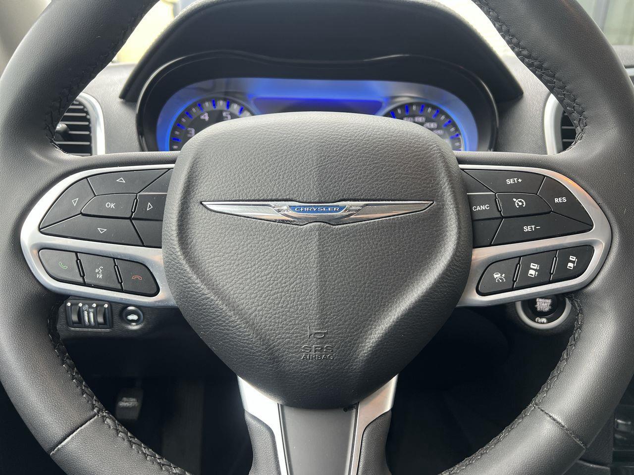 2023 Chrysler 300 Touring-L PREVIOUS DAILY RENTAL, MOONROOF, LEATHER HEATED SEATS, REMOTE START, NAV, CRUISE CONTROL!! Photo