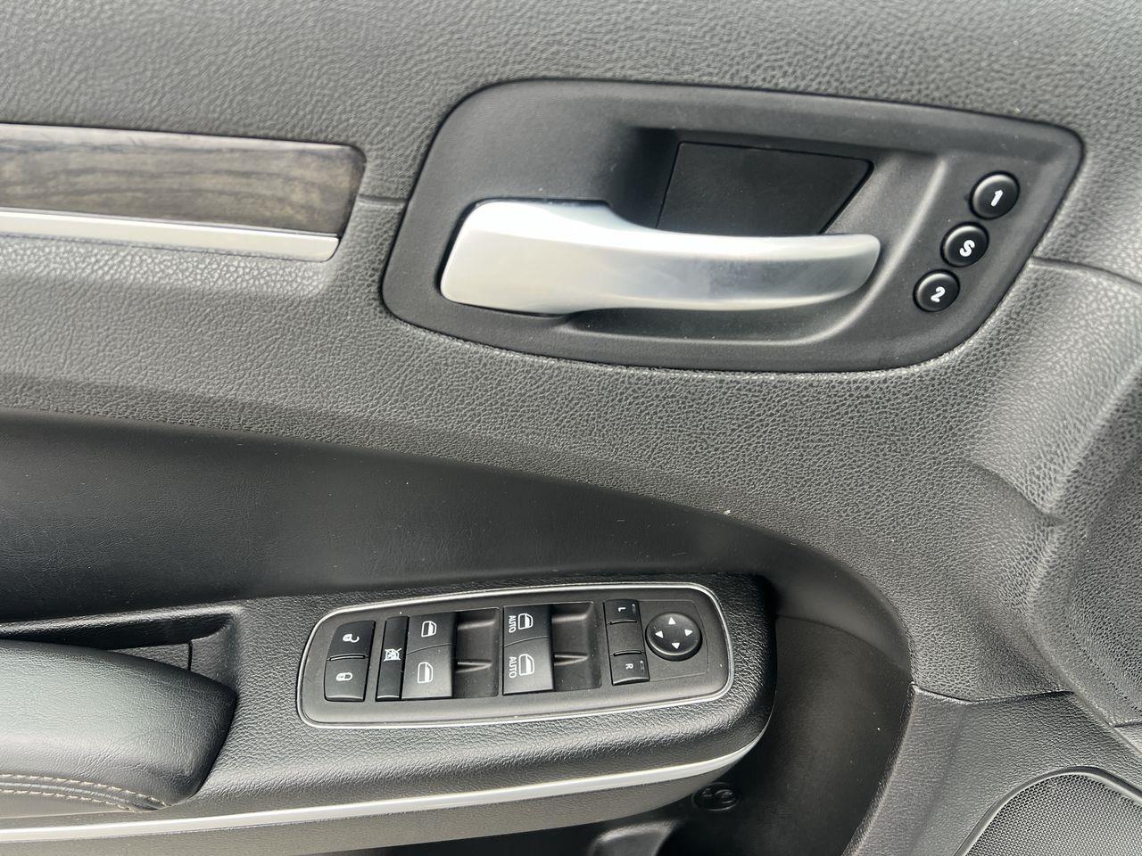 2023 Chrysler 300 Touring-L PREVIOUS DAILY RENTAL, MOONROOF, LEATHER HEATED SEATS, REMOTE START, NAV, CRUISE CONTROL!! Photo