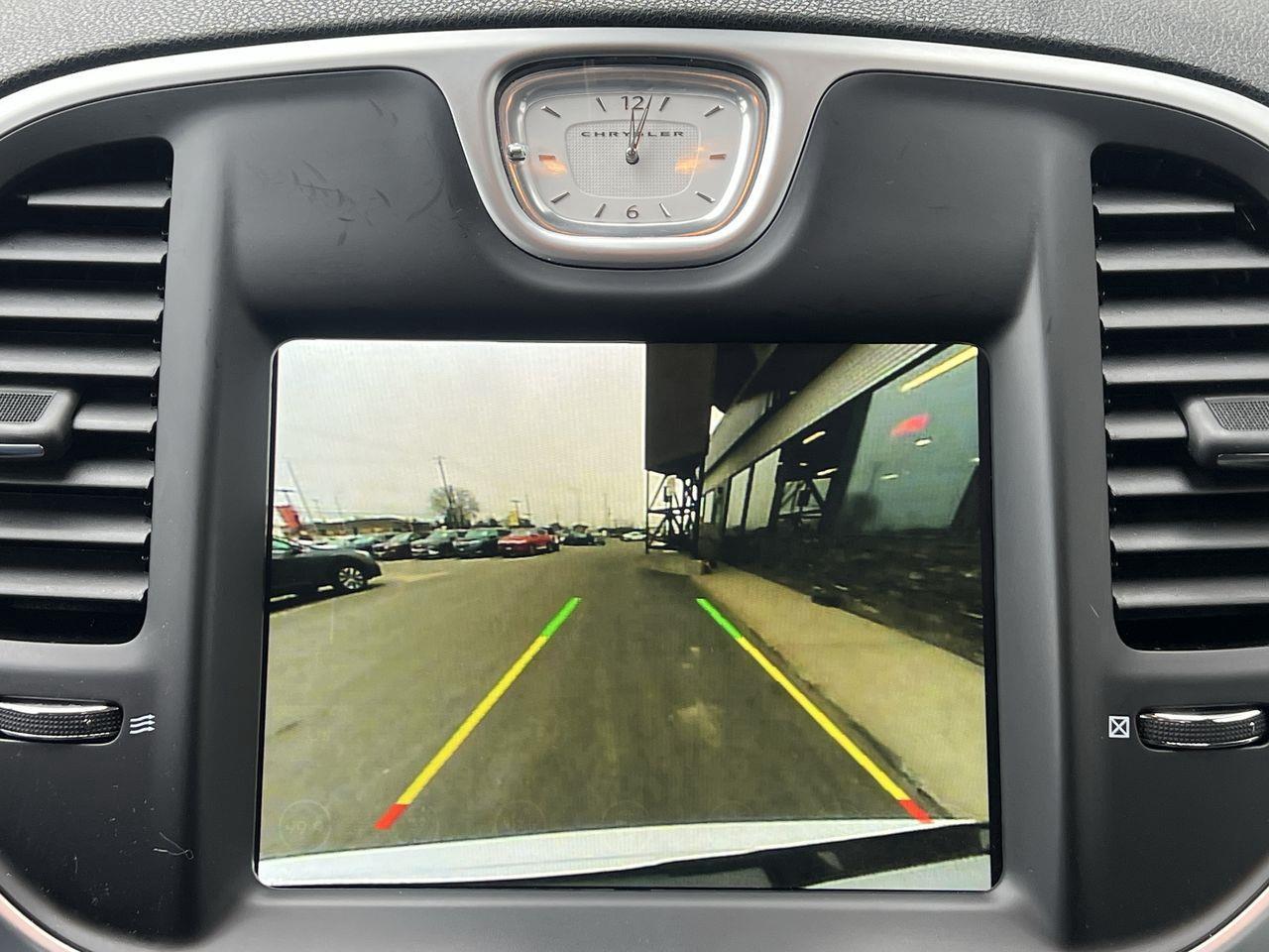 2023 Chrysler 300 Touring-L PREVIOUS DAILY RENTAL, MOONROOF, LEATHER HEATED SEATS, REMOTE START, NAV, CRUISE CONTROL!! Photo