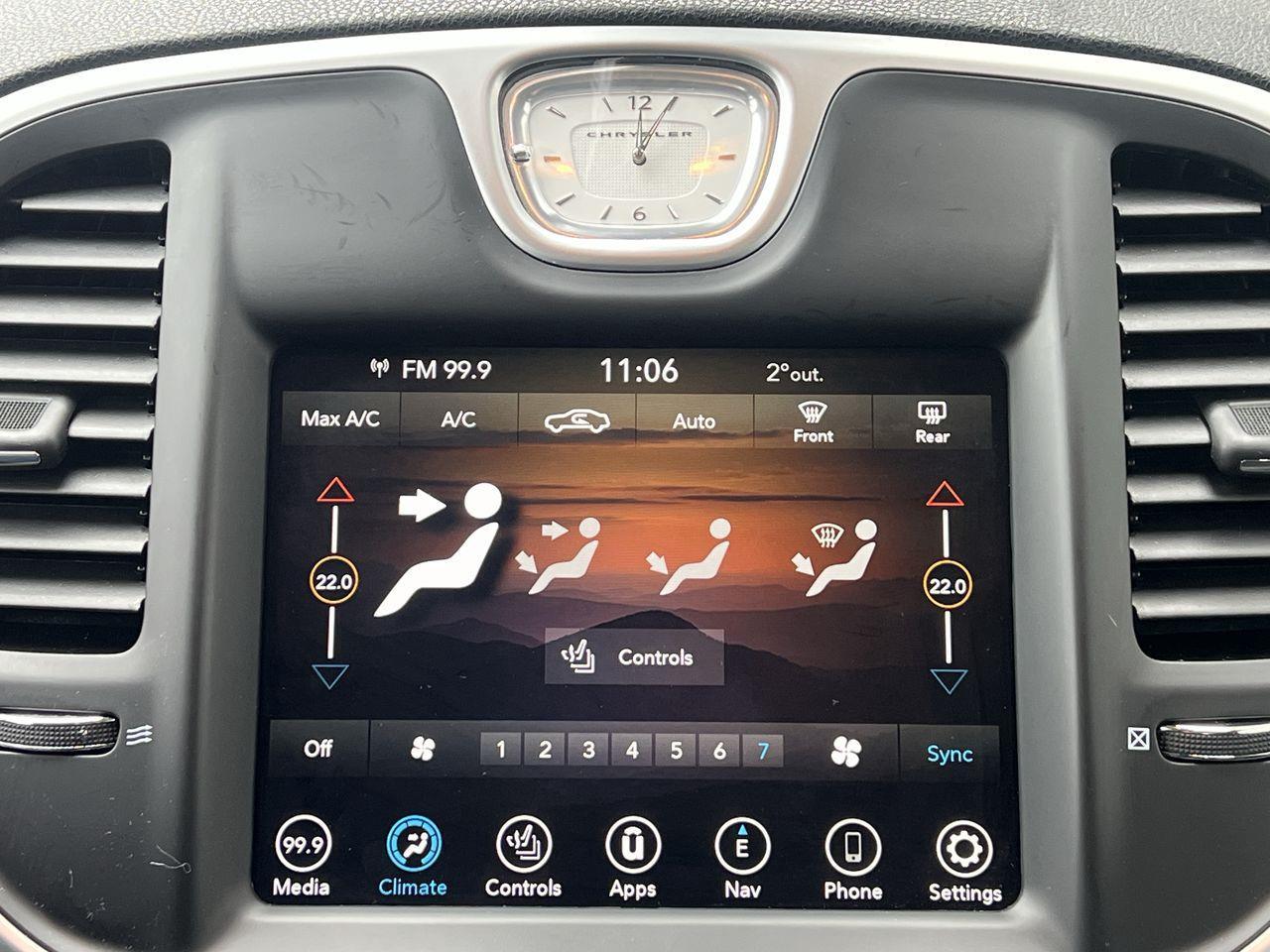 2023 Chrysler 300 Touring-L PREVIOUS DAILY RENTAL, MOONROOF, LEATHER HEATED SEATS, REMOTE START, NAV, CRUISE CONTROL!! Photo