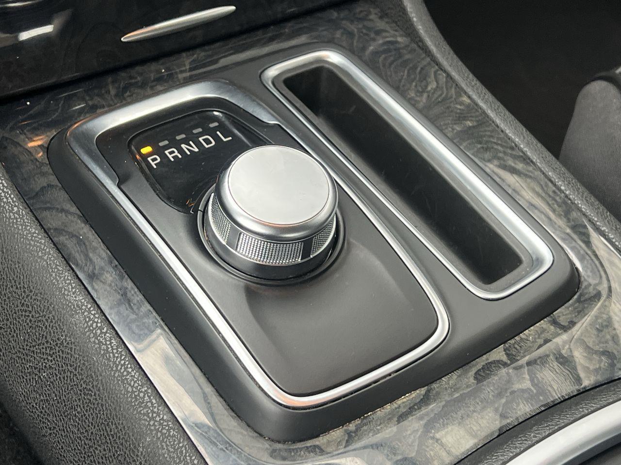 2023 Chrysler 300 Touring-L PREVIOUS DAILY RENTAL, MOONROOF, LEATHER HEATED SEATS, REMOTE START, NAV, CRUISE CONTROL!! Photo