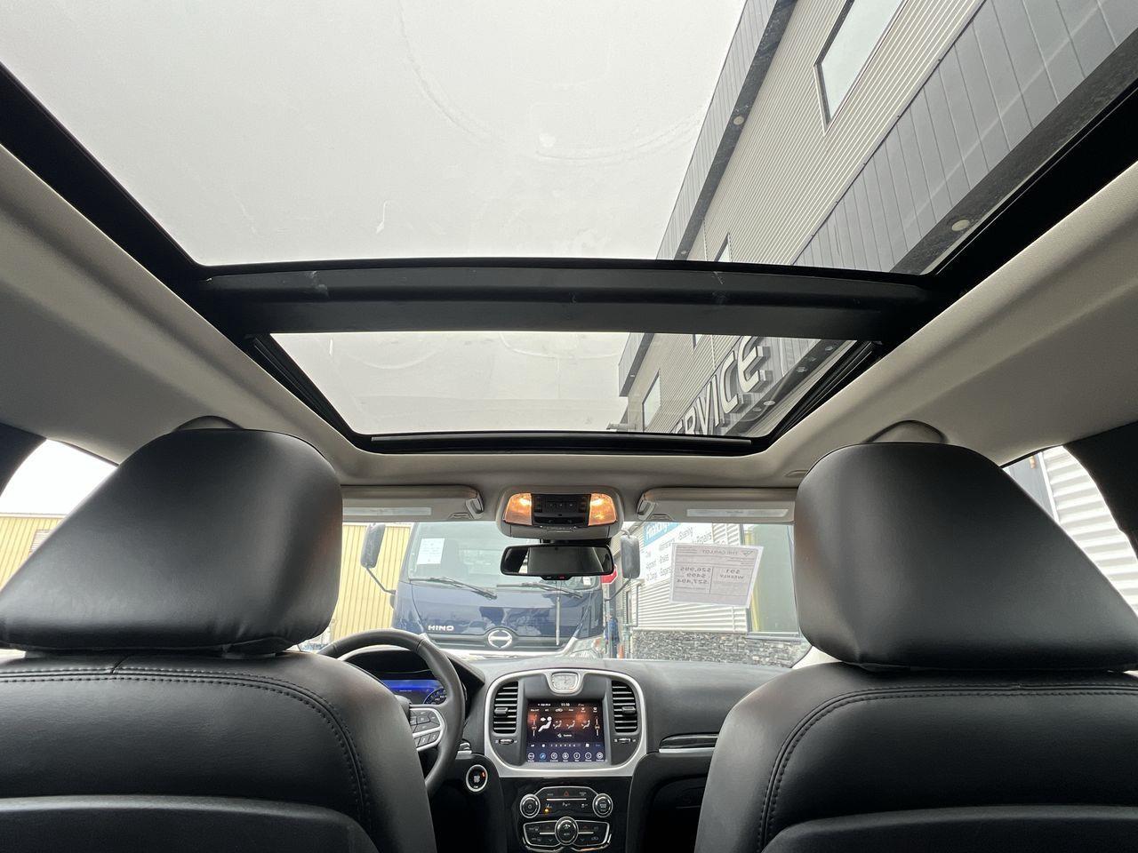 2023 Chrysler 300 Touring-L PREVIOUS DAILY RENTAL, MOONROOF, LEATHER HEATED SEATS, REMOTE START, NAV, CRUISE CONTROL!! Photo