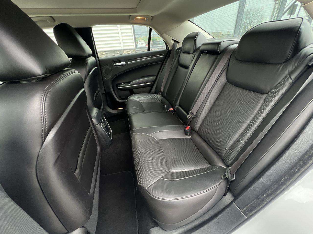 2023 Chrysler 300 Touring-L PREVIOUS DAILY RENTAL, MOONROOF, LEATHER HEATED SEATS, REMOTE START, NAV, CRUISE CONTROL!! Photo