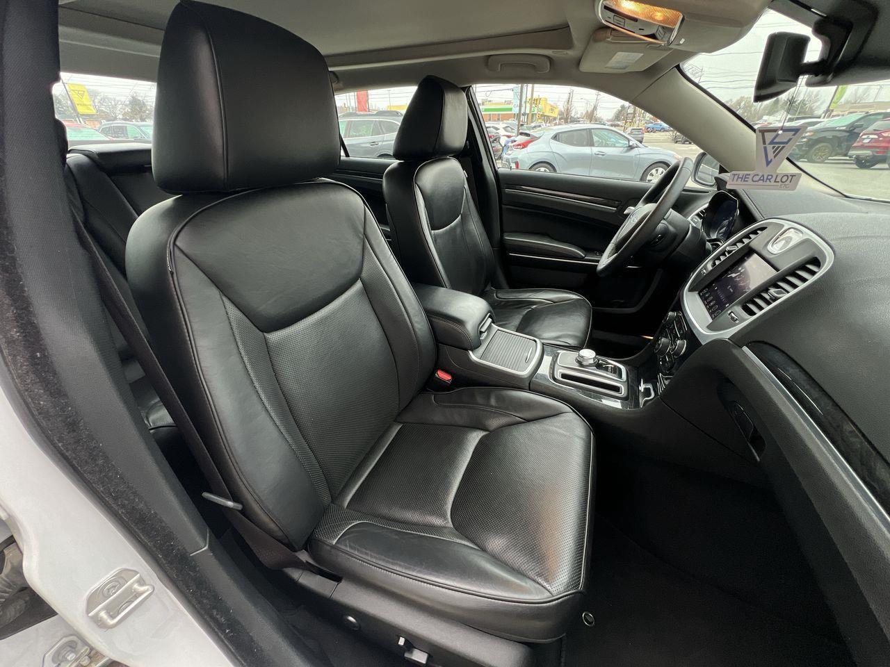 2023 Chrysler 300 Touring-L PREVIOUS DAILY RENTAL, MOONROOF, LEATHER HEATED SEATS, REMOTE START, NAV, CRUISE CONTROL!! Photo