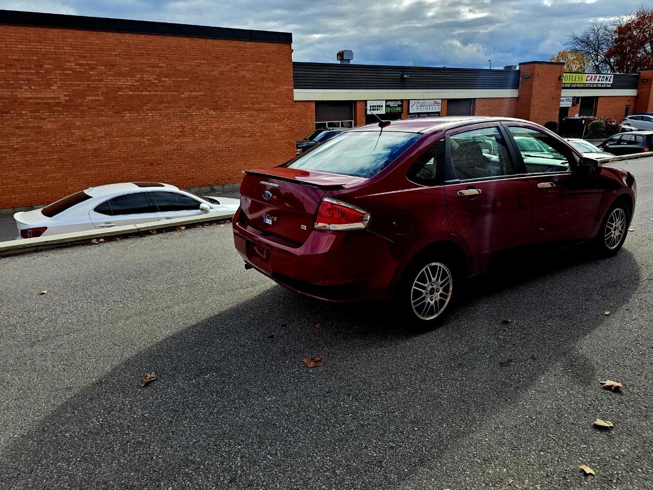 2011 Ford Focus 4DR SDN SE Photo4