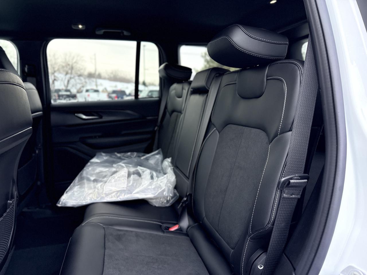 2025 Jeep Grand Cherokee ALTITUDE 4X4 Photo