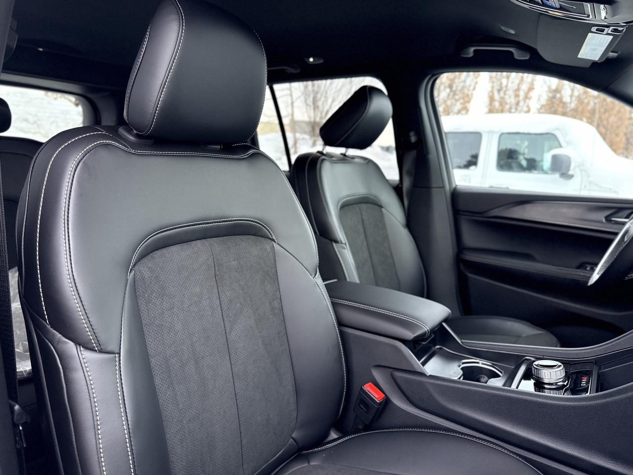 2025 Jeep Grand Cherokee ALTITUDE 4X4 Photo