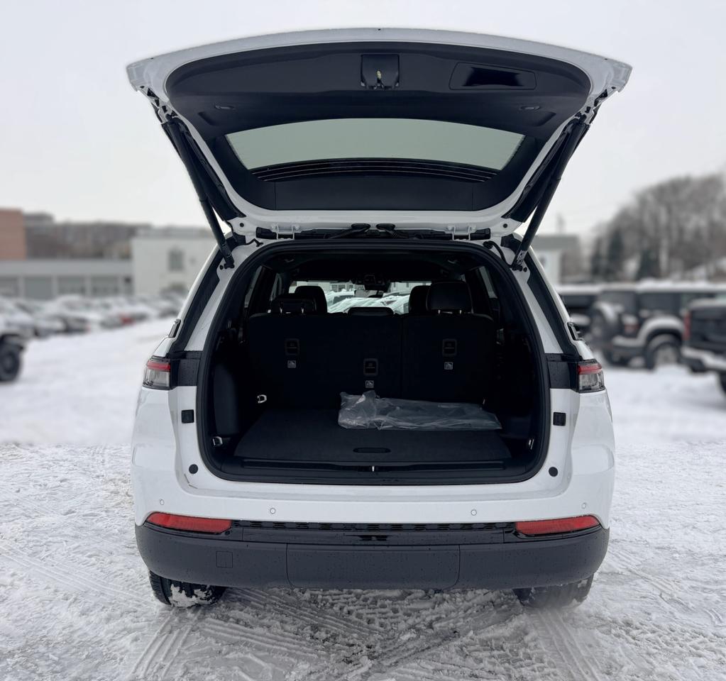 2025 Jeep Grand Cherokee ALTITUDE 4X4 Photo