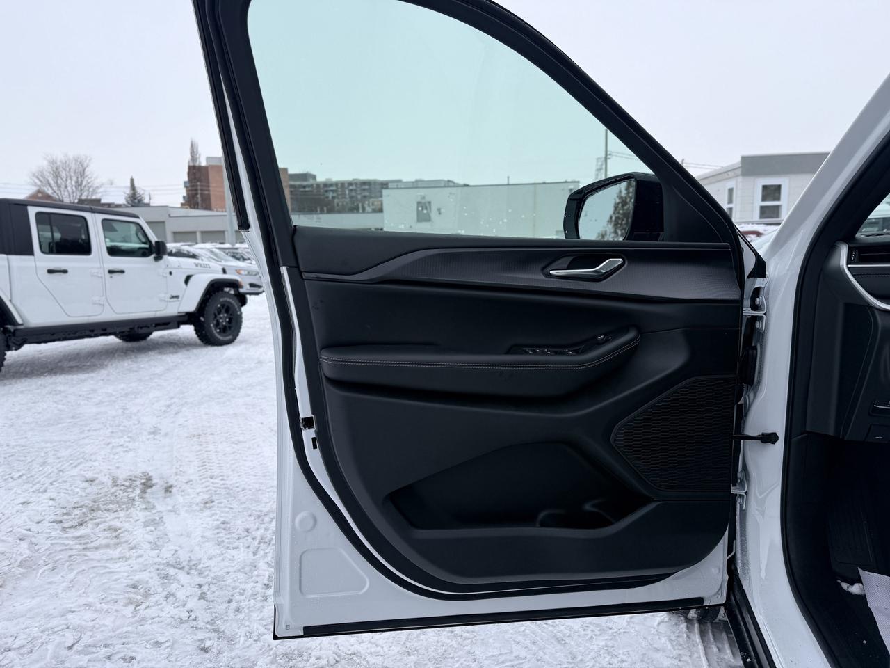 2025 Jeep Grand Cherokee ALTITUDE 4X4 Photo