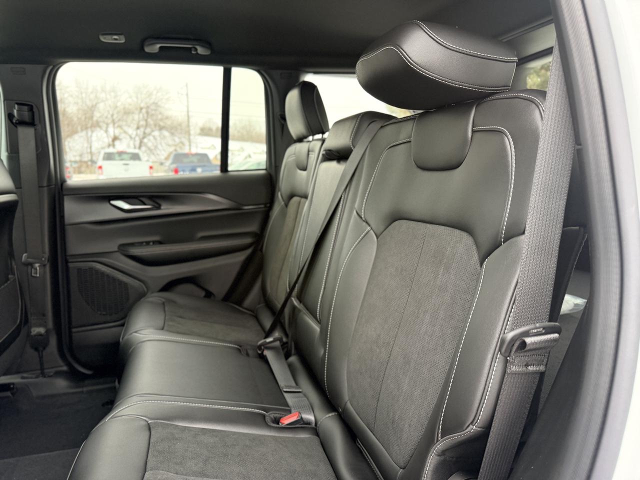 2025 Jeep Grand Cherokee ALTITUDE 4X4 Photo