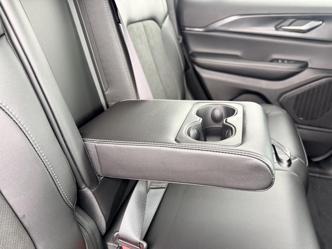 2025 Jeep Grand Cherokee ALTITUDE 4X4 Photo