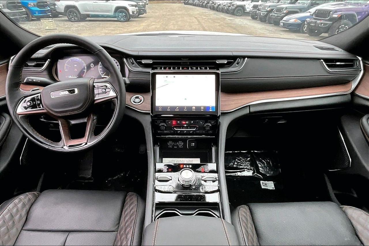 2025 Jeep Grand Cherokee SUMMIT | High Altitude | Lux Tech 5 | Adv Pro Tech Photo4