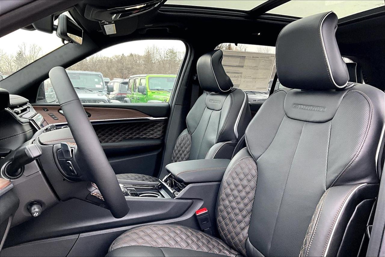 2025 Jeep Grand Cherokee SUMMIT | High Altitude | Lux Tech 5 | Adv Pro Tech Photo