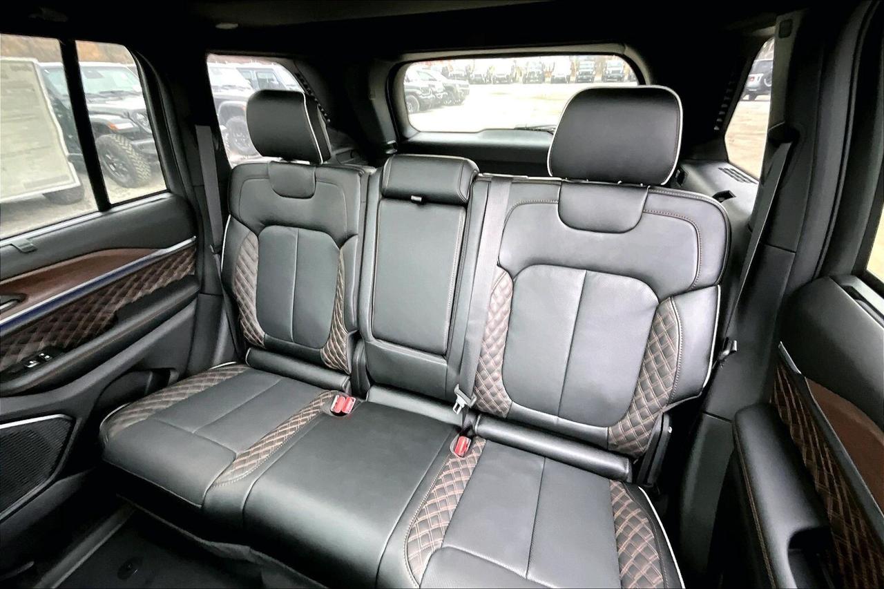 2025 Jeep Grand Cherokee SUMMIT | High Altitude | Lux Tech 5 | Adv Pro Tech Photo