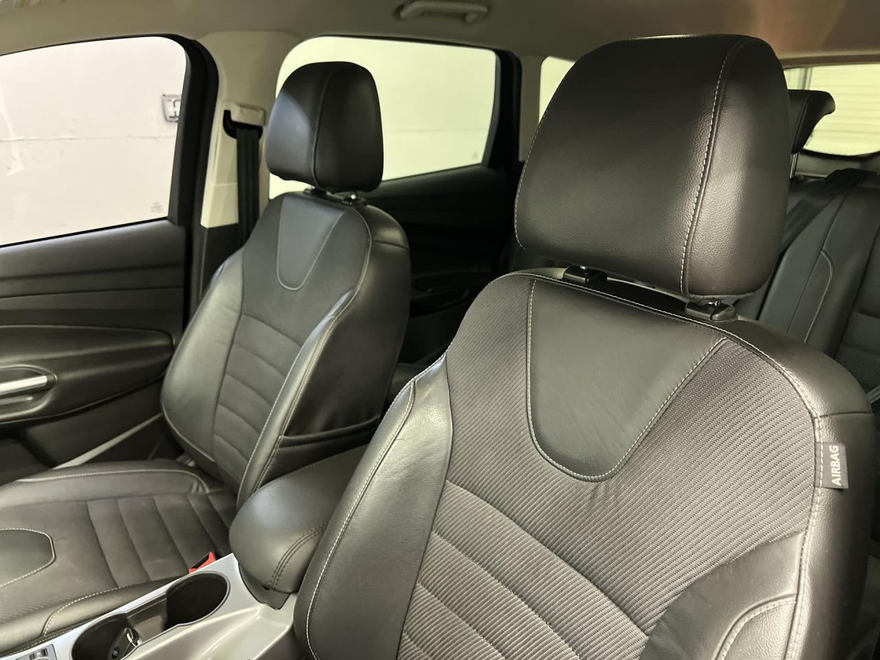 2015 Ford Escape SE AWD | LOW KMS! | HTD LEATHER | 19IN ALLOYS| NAV Photo