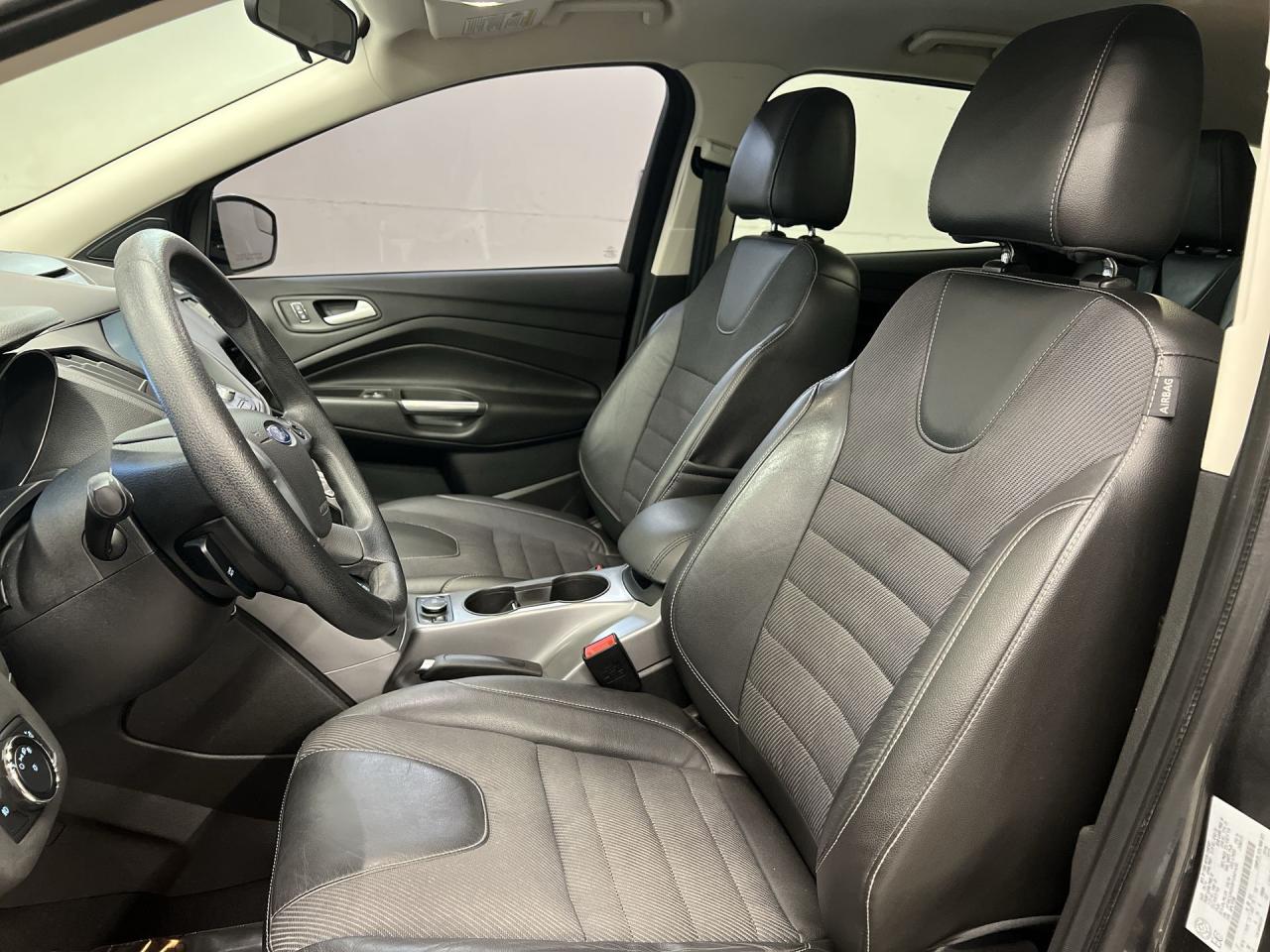 2015 Ford Escape SE AWD | LOW KMS! | HTD LEATHER | 19IN ALLOYS| NAV Photo