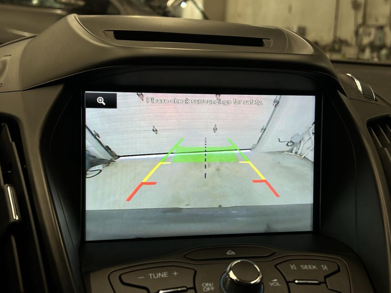 2015 Ford Escape SE AWD | LOW KMS! | HTD LEATHER | 19IN ALLOYS| NAV Photo