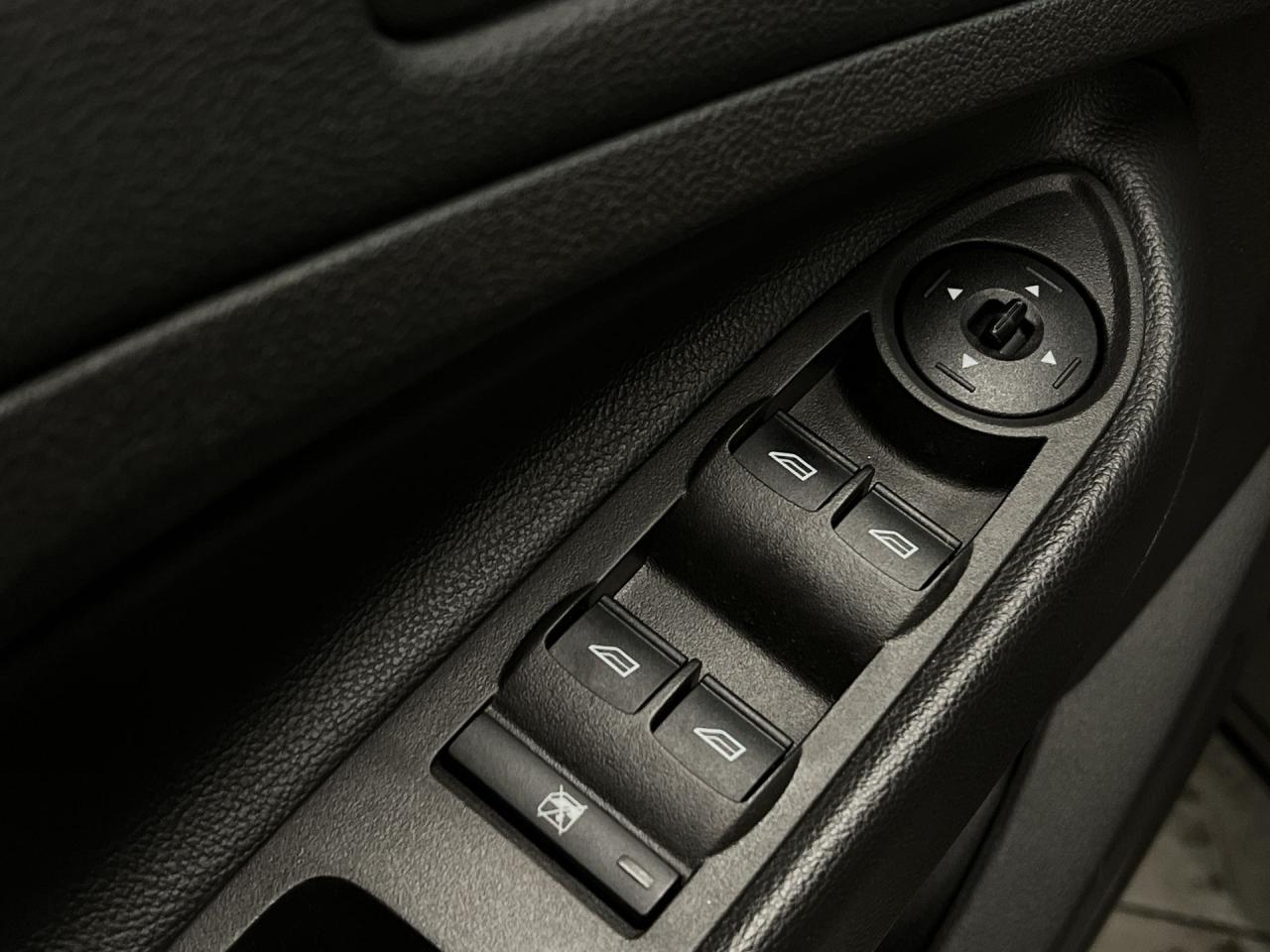 2015 Ford Escape SE AWD | LOW KMS! | HTD LEATHER | 19IN ALLOYS| NAV Photo