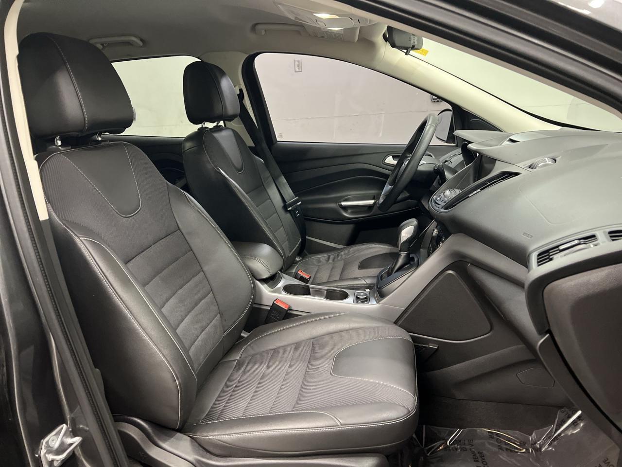 2015 Ford Escape SE AWD | LOW KMS! | HTD LEATHER | 19IN ALLOYS| NAV Photo