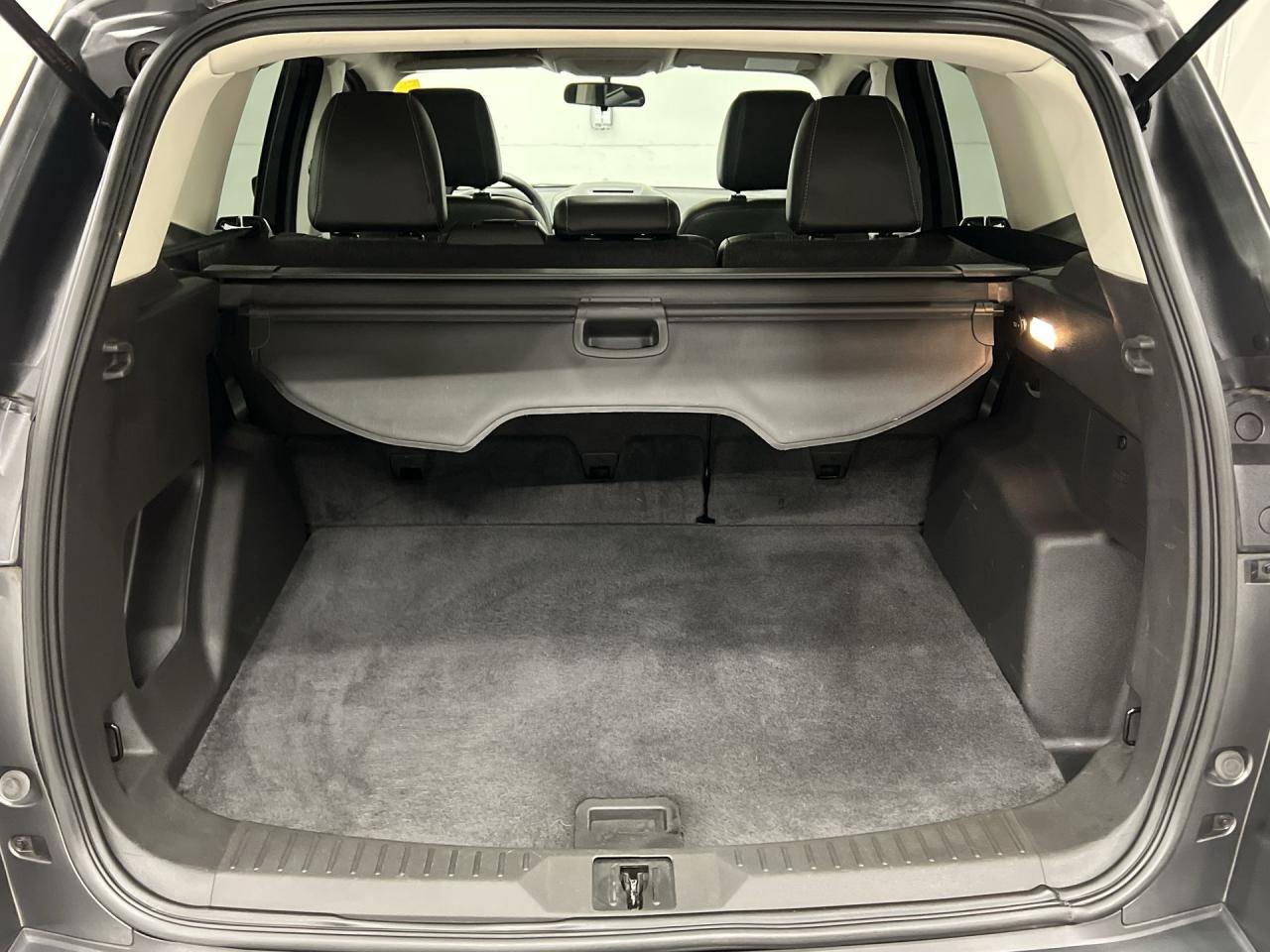 2015 Ford Escape SE AWD | LOW KMS! | HTD LEATHER | 19IN ALLOYS| NAV Photo