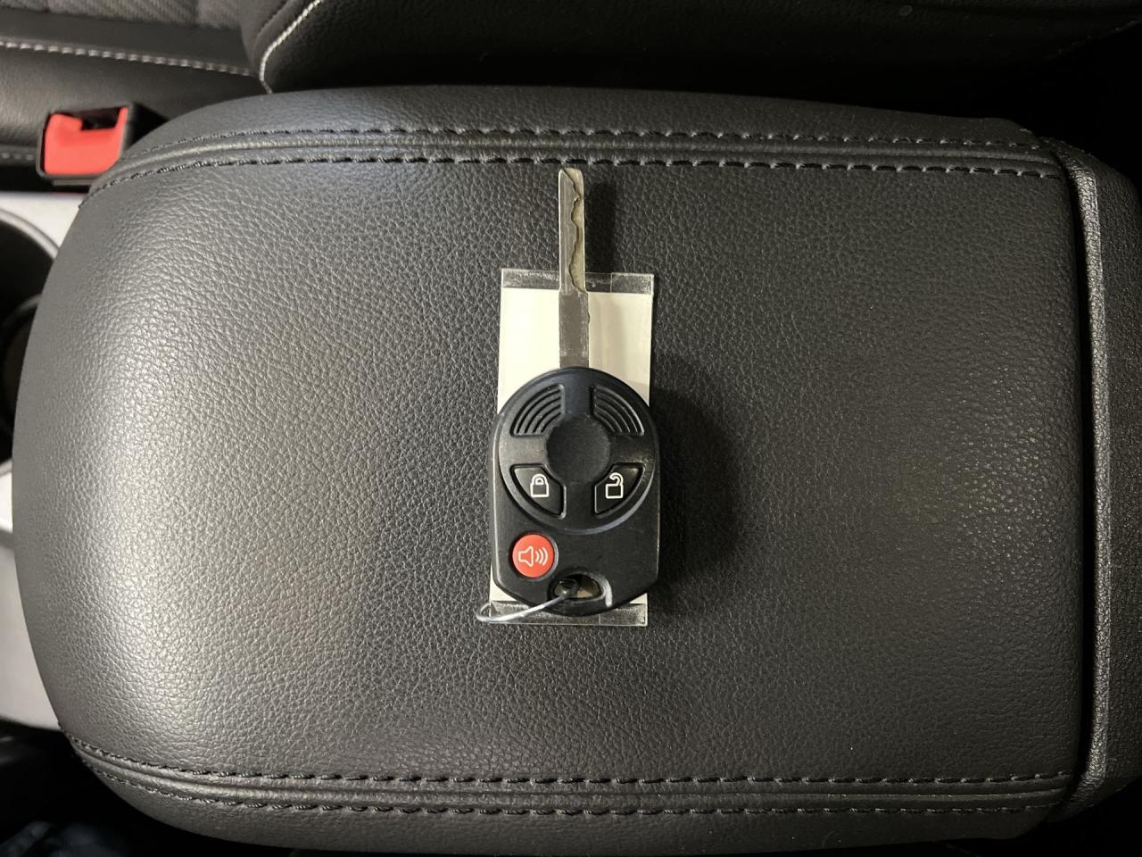 2015 Ford Escape SE AWD | LOW KMS! | HTD LEATHER | 19IN ALLOYS| NAV Photo