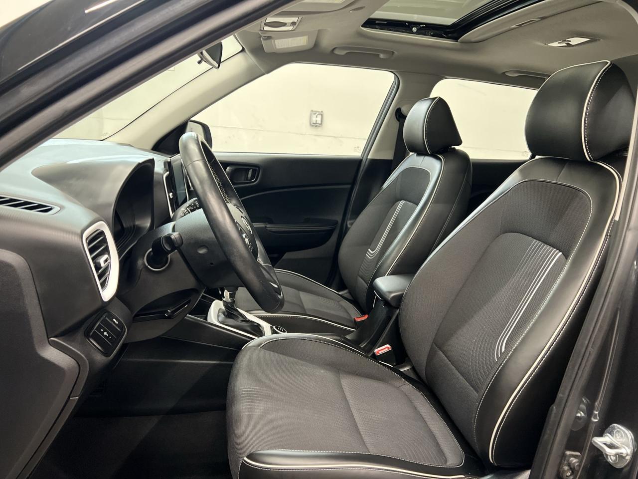 2023 Hyundai Venue ULTIMATE | SUNROOF | HTD SEATS | WIRELESS CARPLAY Photo