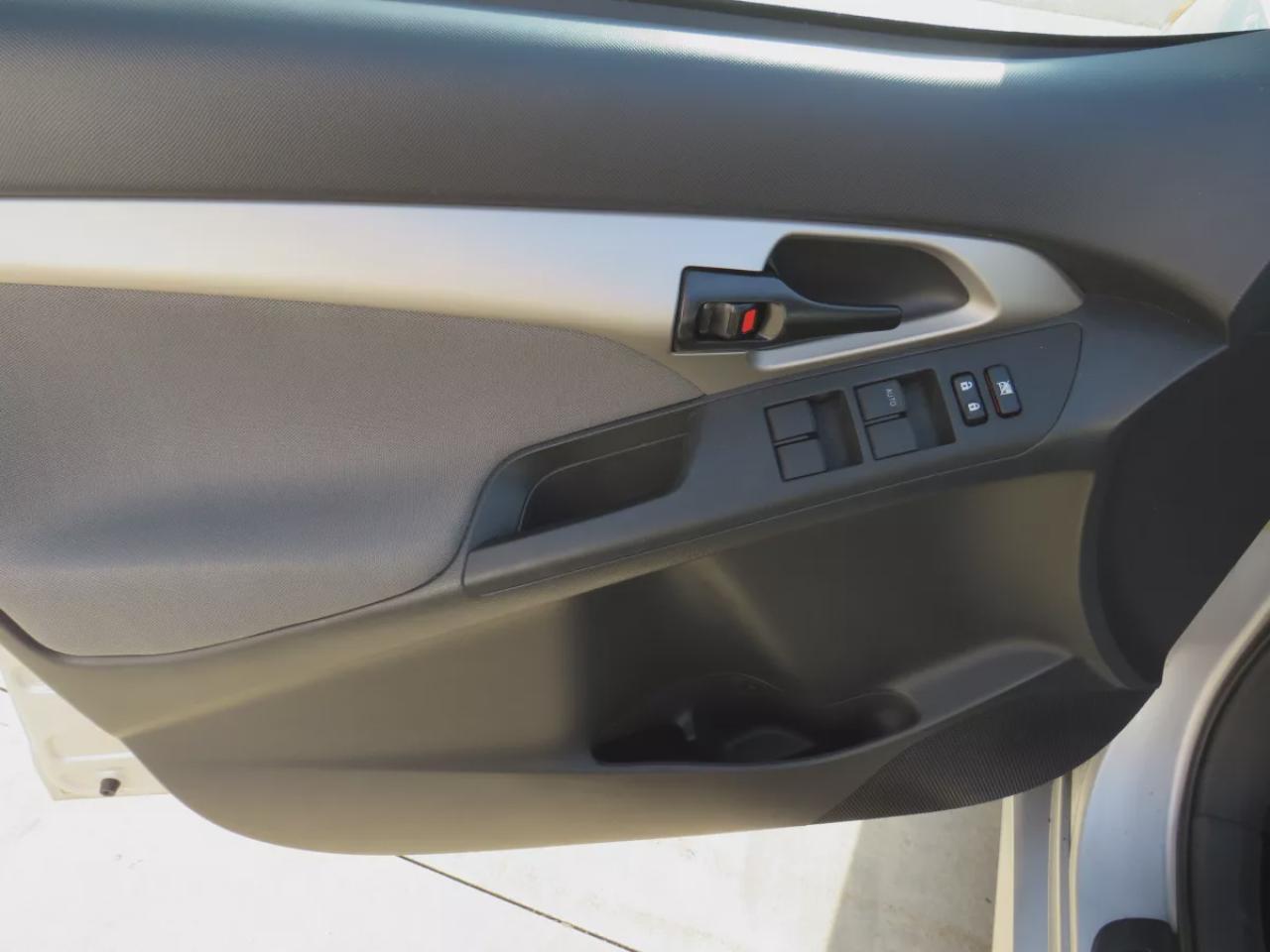 2012 Toyota Matrix ( **EXTREMELY LOW KMS!!**CLEAN TITLE/NO ACCIDENTS!!**SAFETY/CERTIFIED!!**POWER WINDOWS**CRUISE CONTROL**A/C** POWER WINDOWS**POWER LOCKS** AM/FM/CD RADIO**) Photo